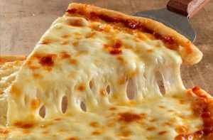 طريقة عمل البيتزا بالجبن سهلة ولذيذة وقيم غذائية
