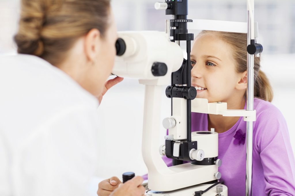 علاج بعض الأمراض التي تصيب العين عند الأطفال وطرق الوقاية ...
