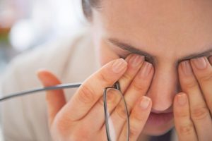 طرق علاج حكة العين مع أسباب هذه المشكلة وعلاماتها