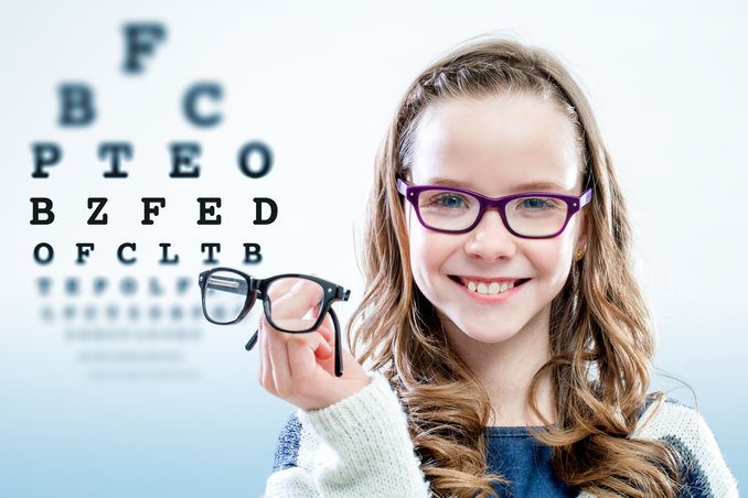 علاج بعض الأمراض التي تصيب العين عند الأطفال وطرق الوقاية منها