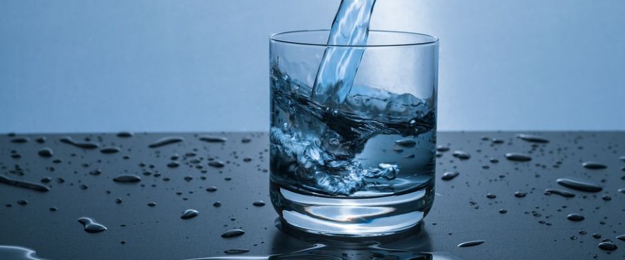 9 – تأكد من شرب كمية كافية من الماء علاج خمول الجسم