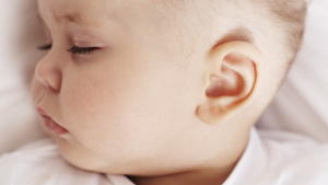 التهاب الأذن عند الأطفال الأعراض والعلاج والمضاعفات