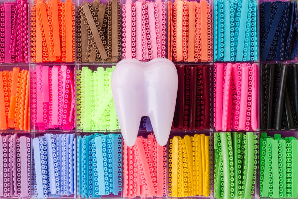 اختيار أجمل ألوان تقويم الأسنان