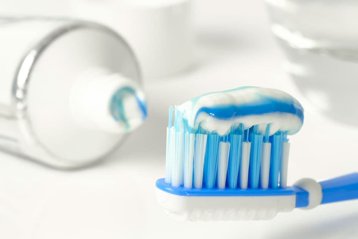 لماذا يجب عليك استخدام معجون أسنان بدون فلورايد؟