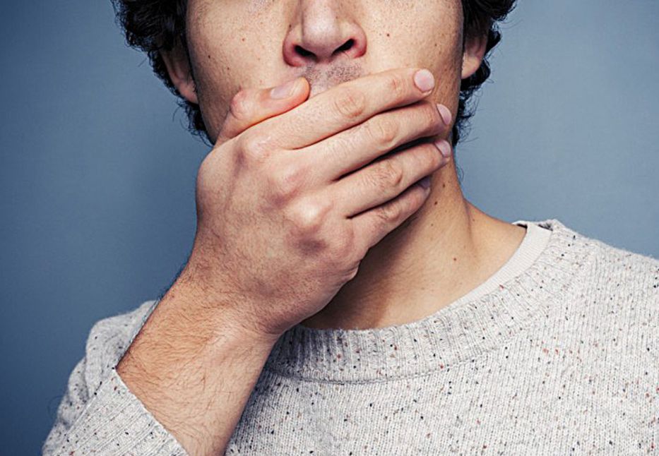 مسببات رائحة الفم الكريهة … 12 سبب يمكن أن يكون خلف أنفاسك المزعجة