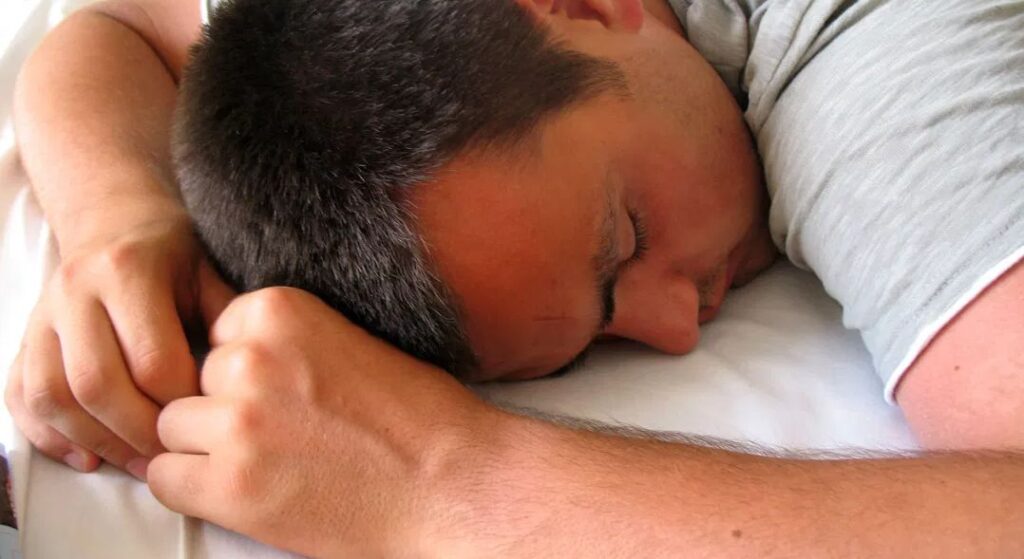 كيف أنام بعد الفيلر طريقة النوم بعد حقن الفيلر احذر من النوم مجلتك