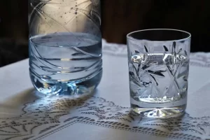 شرب الماء بعد حقن الفيلر – بين الأهمية والفوائد والطريقة الصحيحة