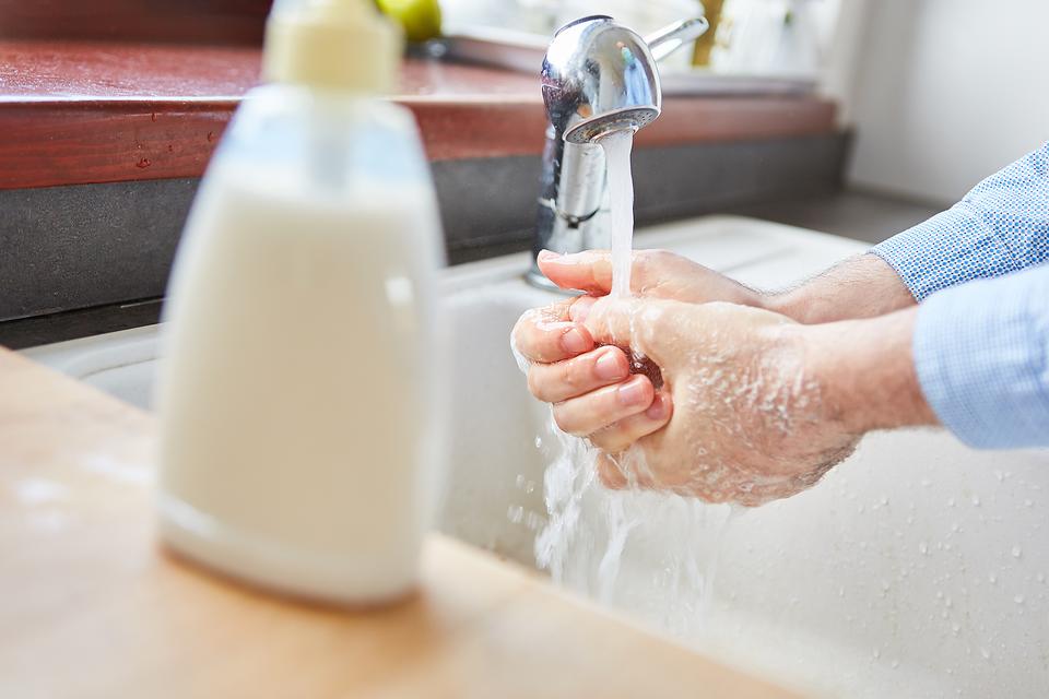 غسل اليدين بالصابون السائل المصنوع منزليا