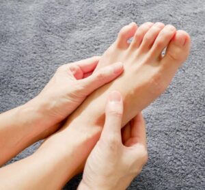 أسباب تنميل القدمين المستمر وطرق العلاج المنزلي