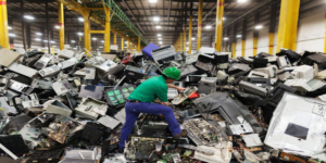 ما هي النفايات الإلكترونية؟ وما أهمية إعادة تدويرها؟