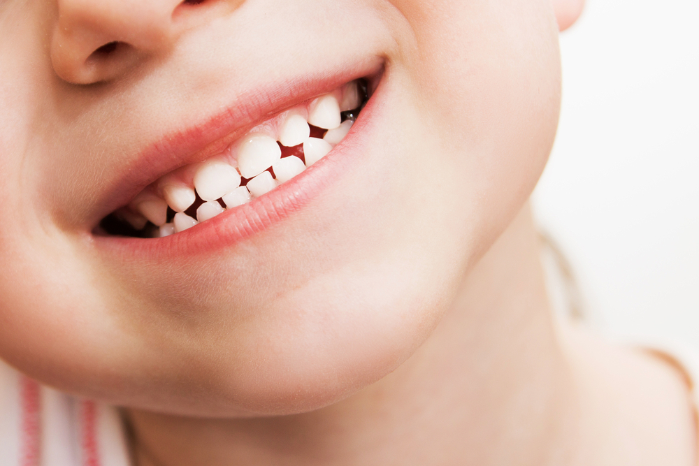 دليلك الشامل حول موعد ظهور وسقوط الأسنان اللبنية وكيفية العناية بها
