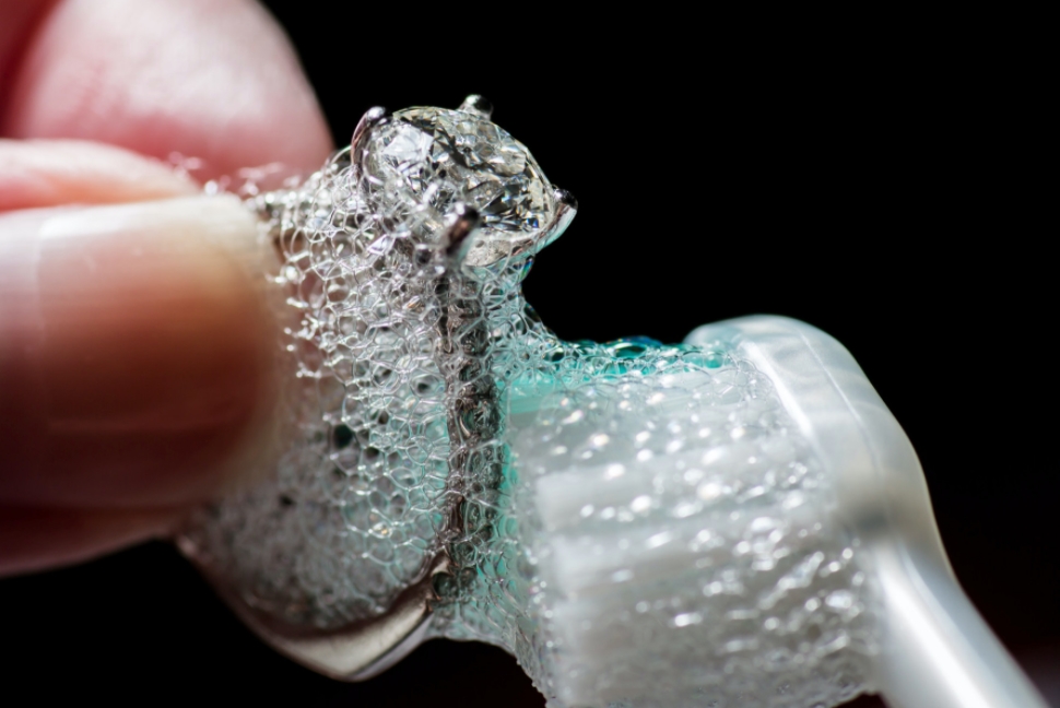 طريقة تلميع الفضة بمعجون الأسنان