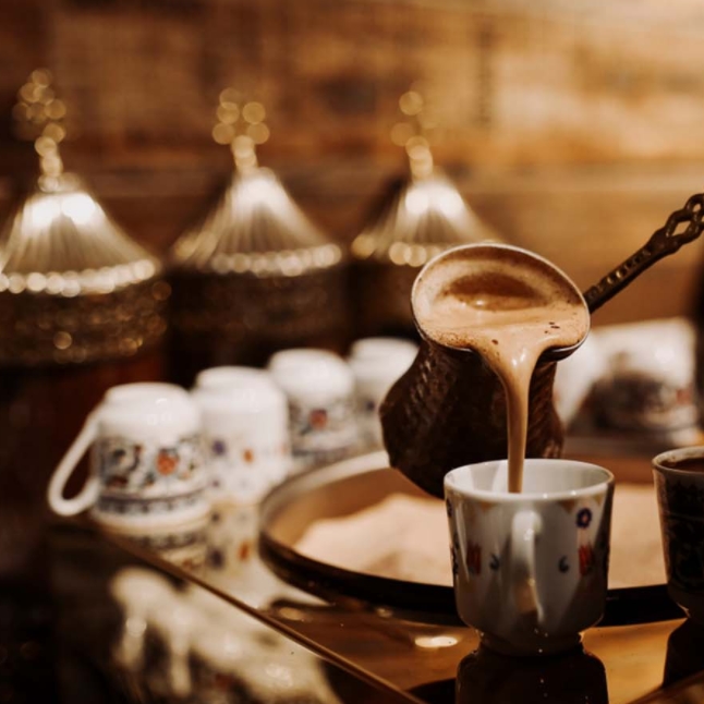 مكونات القهوة العربية … دليلك الكامل لتحضير 10 أنواع من القهوة العربية