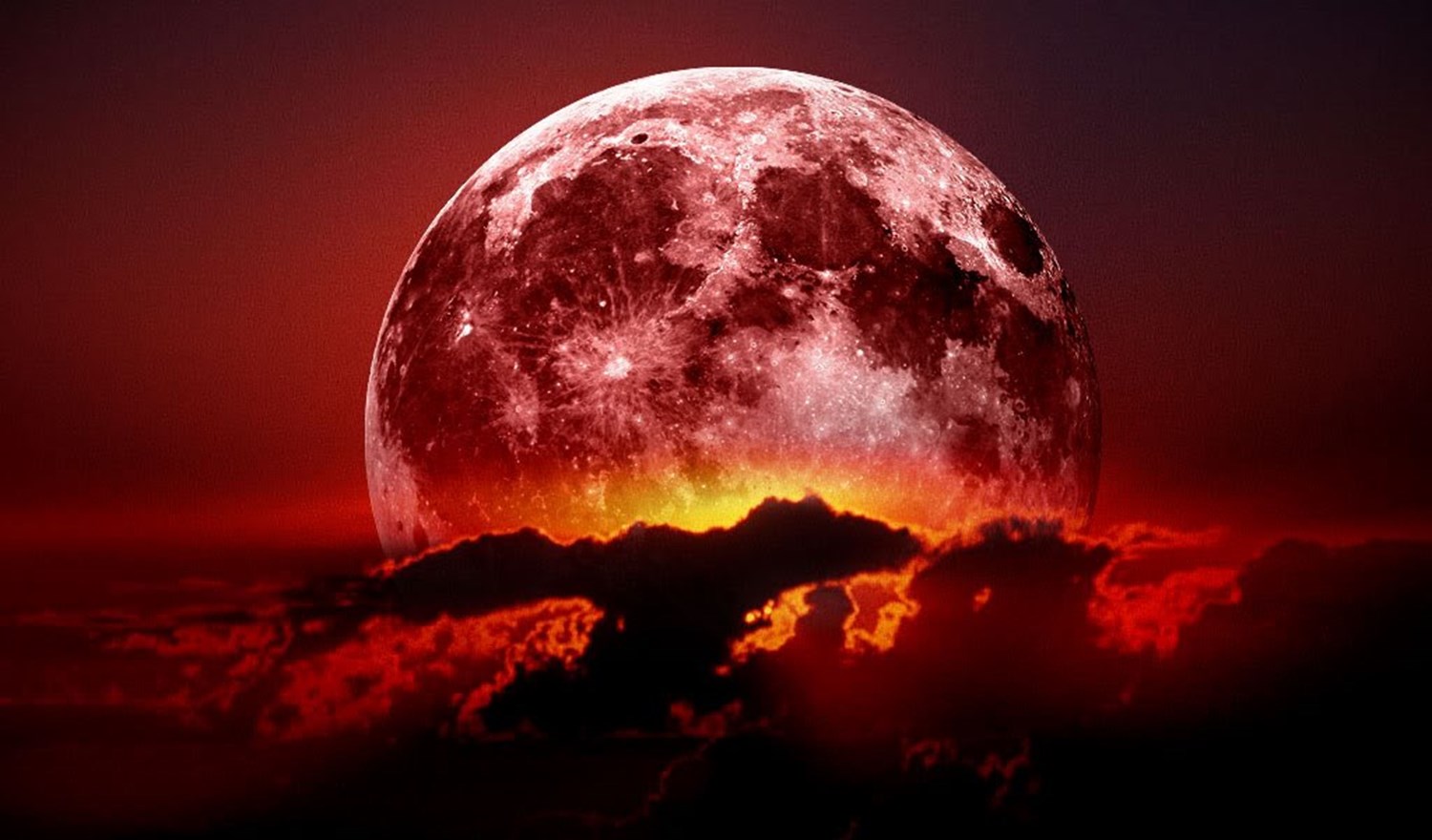 القمر الأحمر