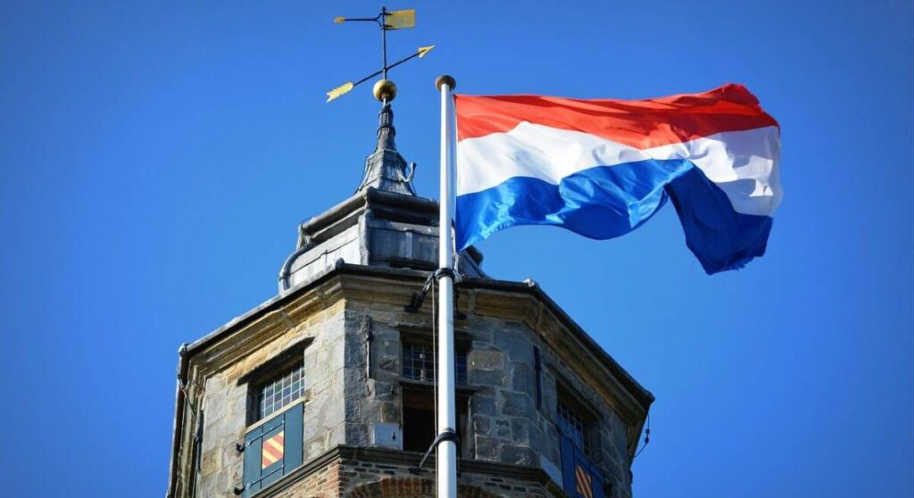 علم هولندا يرفرف 