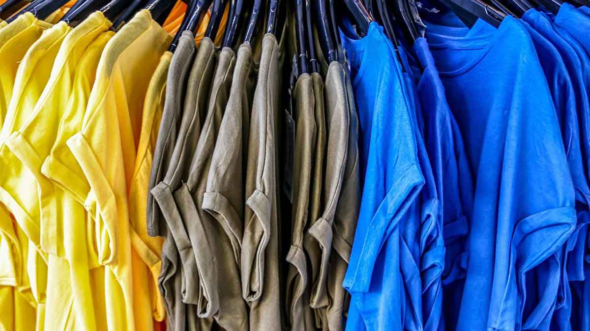 أفضل 15 حل لمنع ظهور العرق على الملابس وحمايتك من الإحراج