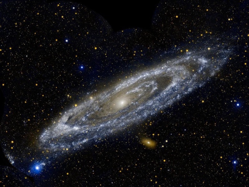 صورة لمجرة المرأة المسلسلة بين مئات المجرات الأخرى في الخلفية