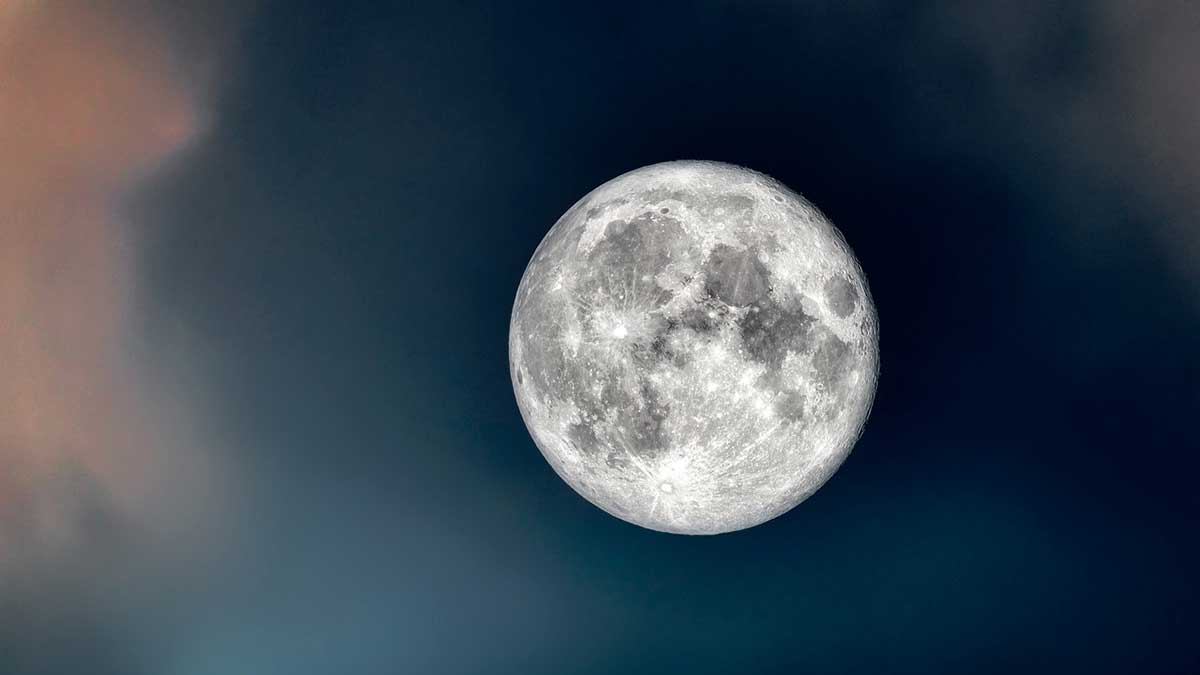 هل القمر كوكب أم نجم؟ إليك حقيقة أمر القمر