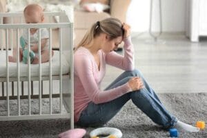 تعاني بعض الأمهات بعد إنجاب مولودها من أعراض تجعلها بحالة نفسية غير مستقرة، وغير قادرة على القيام بمهامها الطبيعية، تعرف على أسباب اكتئاب ما بعد الولادة.