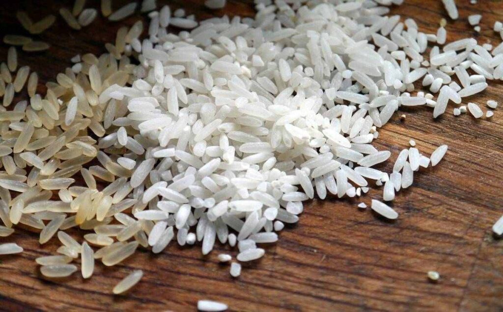 الفرق بين الأرز الاسمر والأبيض 