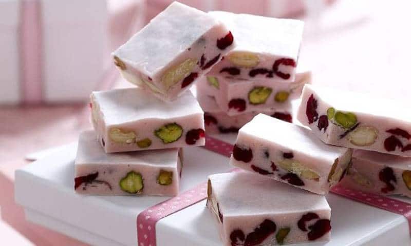 تعد حلوى النوجا من الحلويات المحببة للكبار والصغار، بسبب مذاقها اللذيذ والطري، تعرف على طرق تحضير حلوى النوجا في المنزل بخطوات بسيطة.