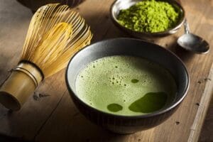 يعد شاي الماتشا من أجود أنواع الشاي الياباني، فهو يتمتع بمذاق شهي، فضلًا عن فوائده الصحية العديدة، تعرف على طريقة تحضير شاي الماتشا بوصفات بسيطة.