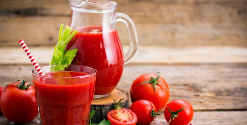 فوائد عصير الطماطم في التخلص من الرائحة الكريهة للعرق