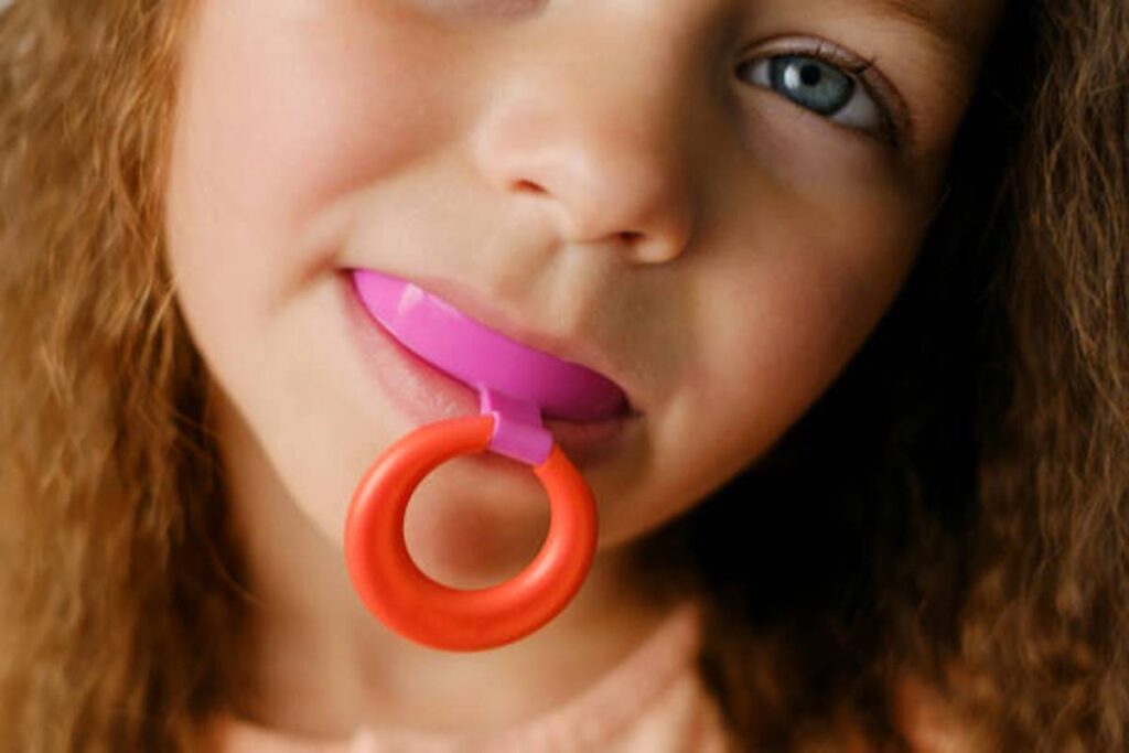 أحد طرق علاج صرير الأسنان عند الأطفال