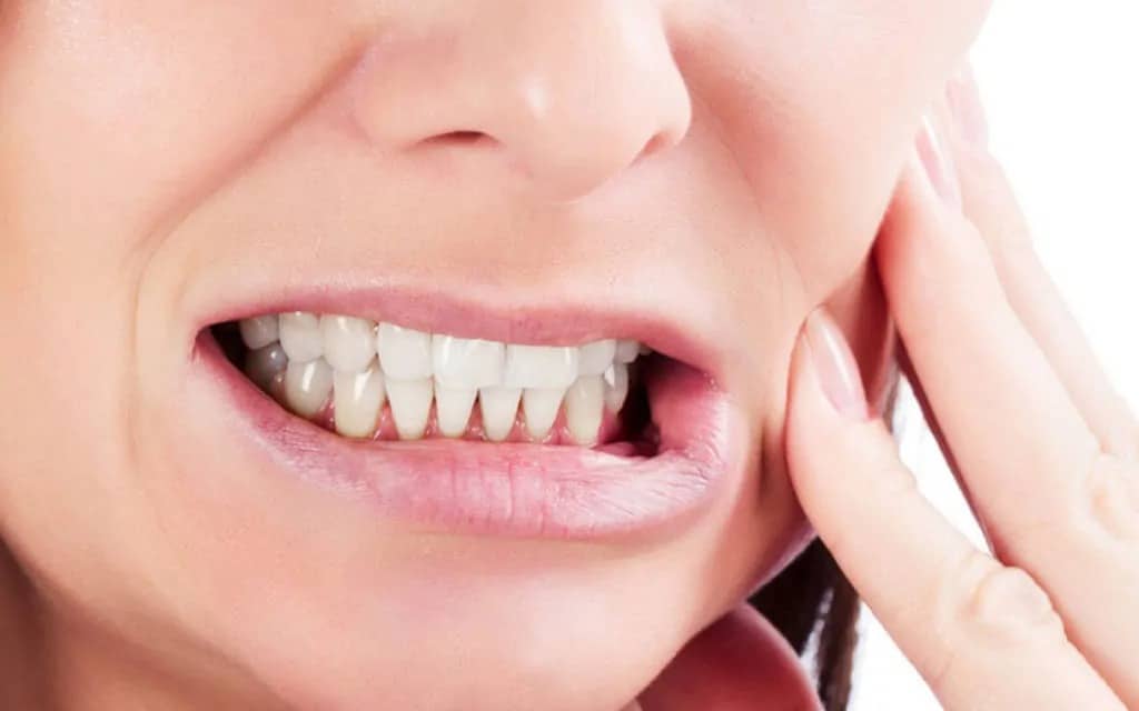 صرير الأسنان أثناء النوم – نصائح للتوقف عن إتلاف أسنانك بشكلٍ نهائي