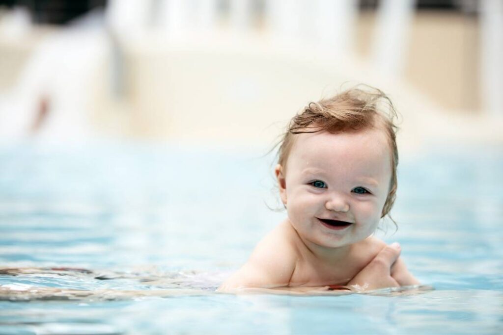 تعليم السباحة للأطفال الرضع