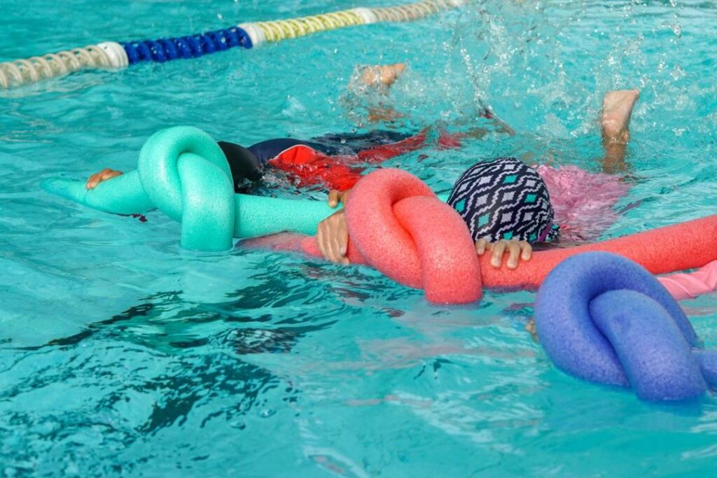 كم عدد دروس السباحة التي يحتاجها الطفل؟