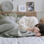النوم بوضعية الجنين لتخفيف آلام الديسك