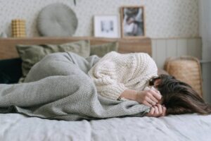 النوم بوضعية الجنين لتخفيف آلام الديسك