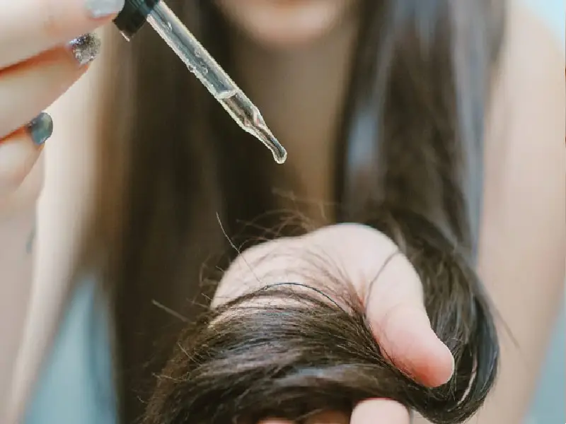 طريقة استخدام سيروم الشعر بشكل صحيح