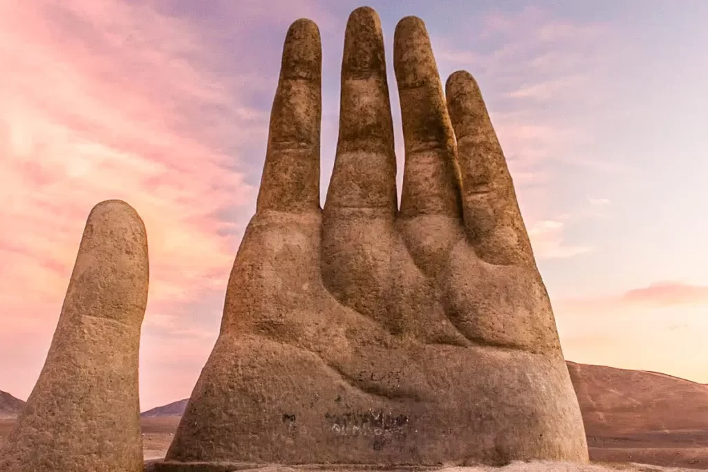 اليد في الصحراء - تشيلي