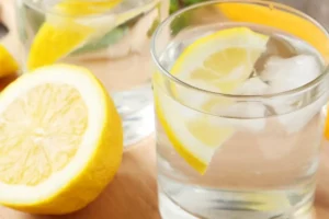 الفوائد الصحية لماء الليمون – 13 خاصية سحرية تصنع المعجزات