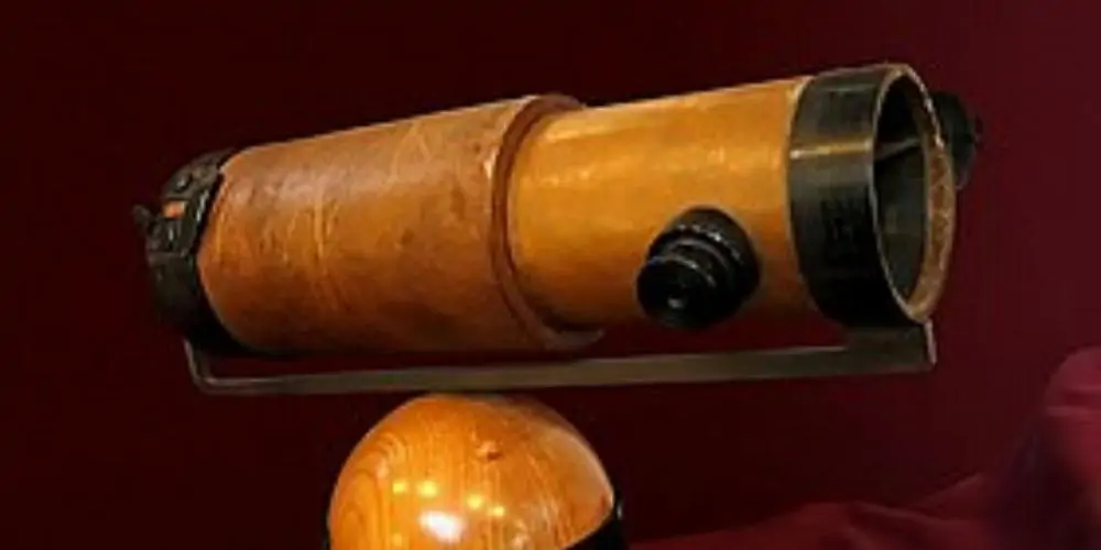 إسحاق نيوتن – اختراع أول تلسكوب عاكس (المقراب النيوتوني)