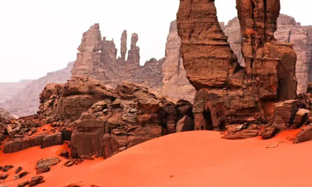 10 - الرمال الحمراء أفضل أماكن الهايكنج في السعودية