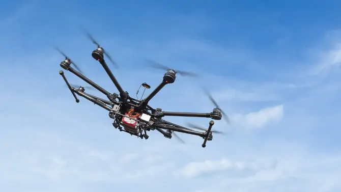 طائرات السباق والألعاب البهلوانية بدون طيار (Cargo and Delivery Drones)